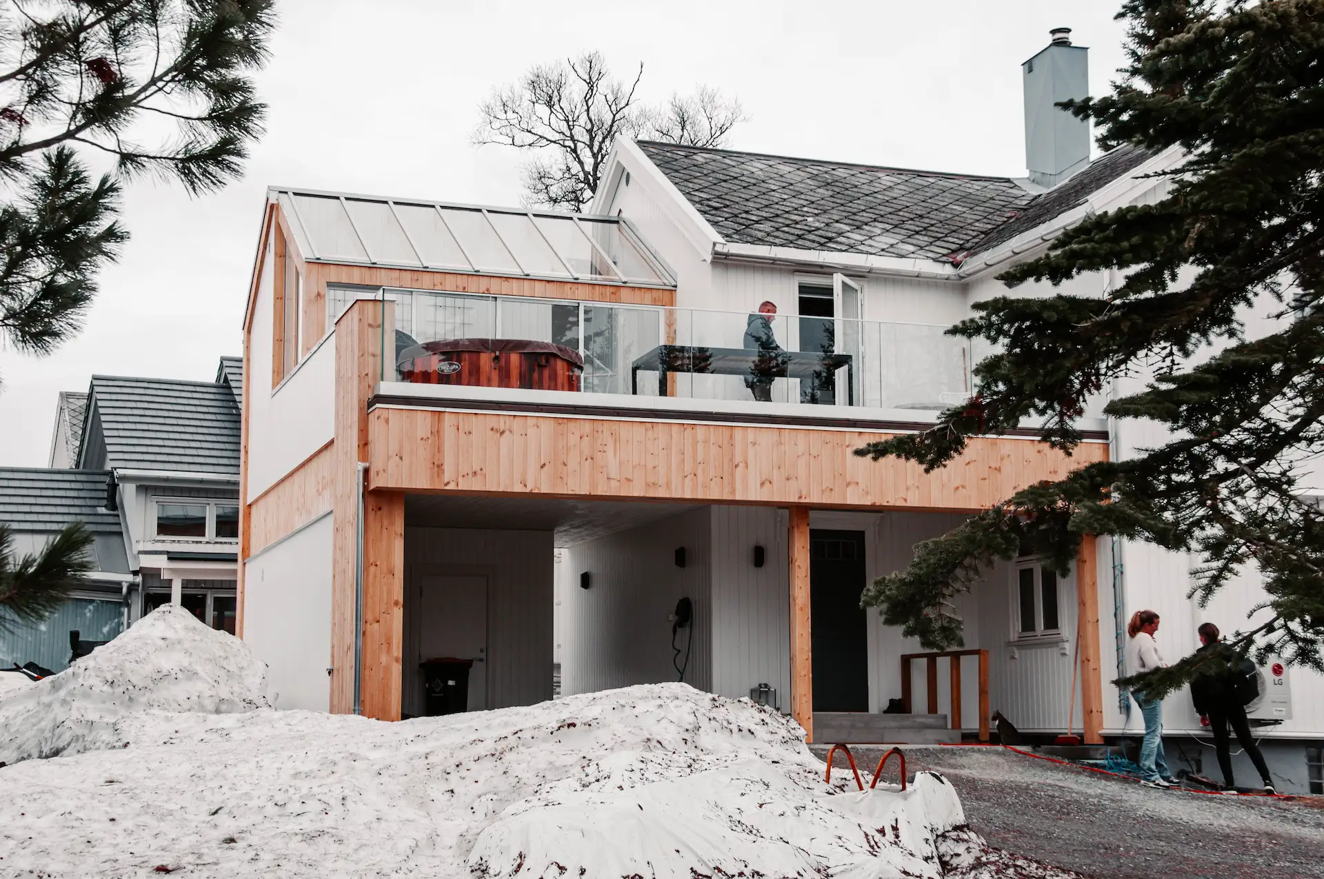 Ferdig påbygg med trekledning og balkong med glassrekkverk, tilpasset eldre enebolig om vinteren