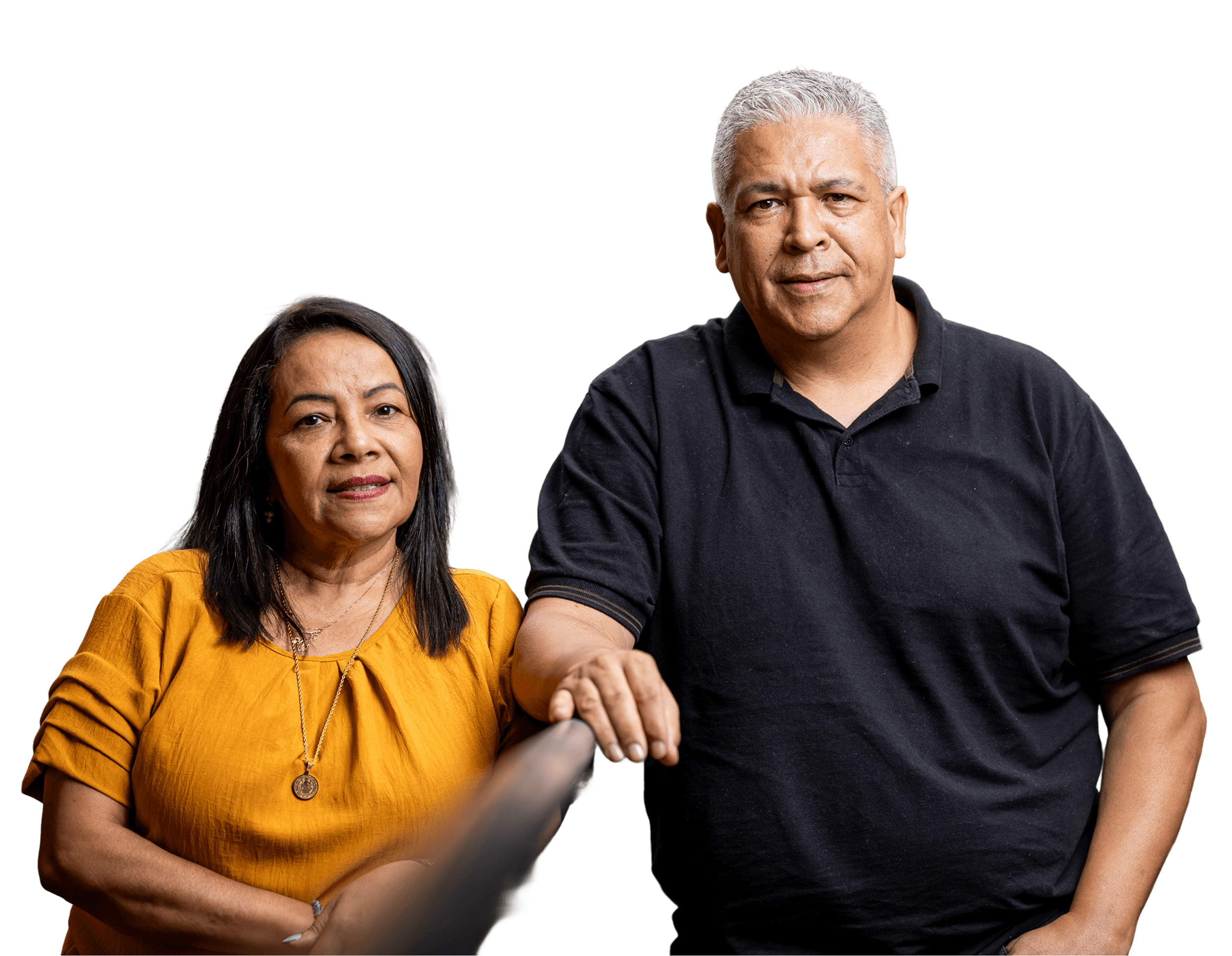 Homem e mulher de meia-idade posam juntos, a mulher veste blusa amarela e o homem camisa preta.