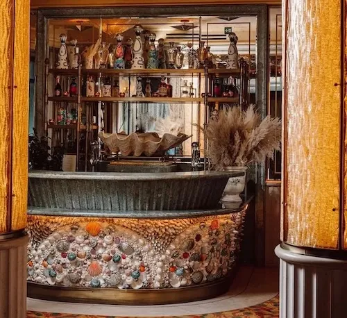 décoration intérieure de notre restaurant instagrammable et fleuri