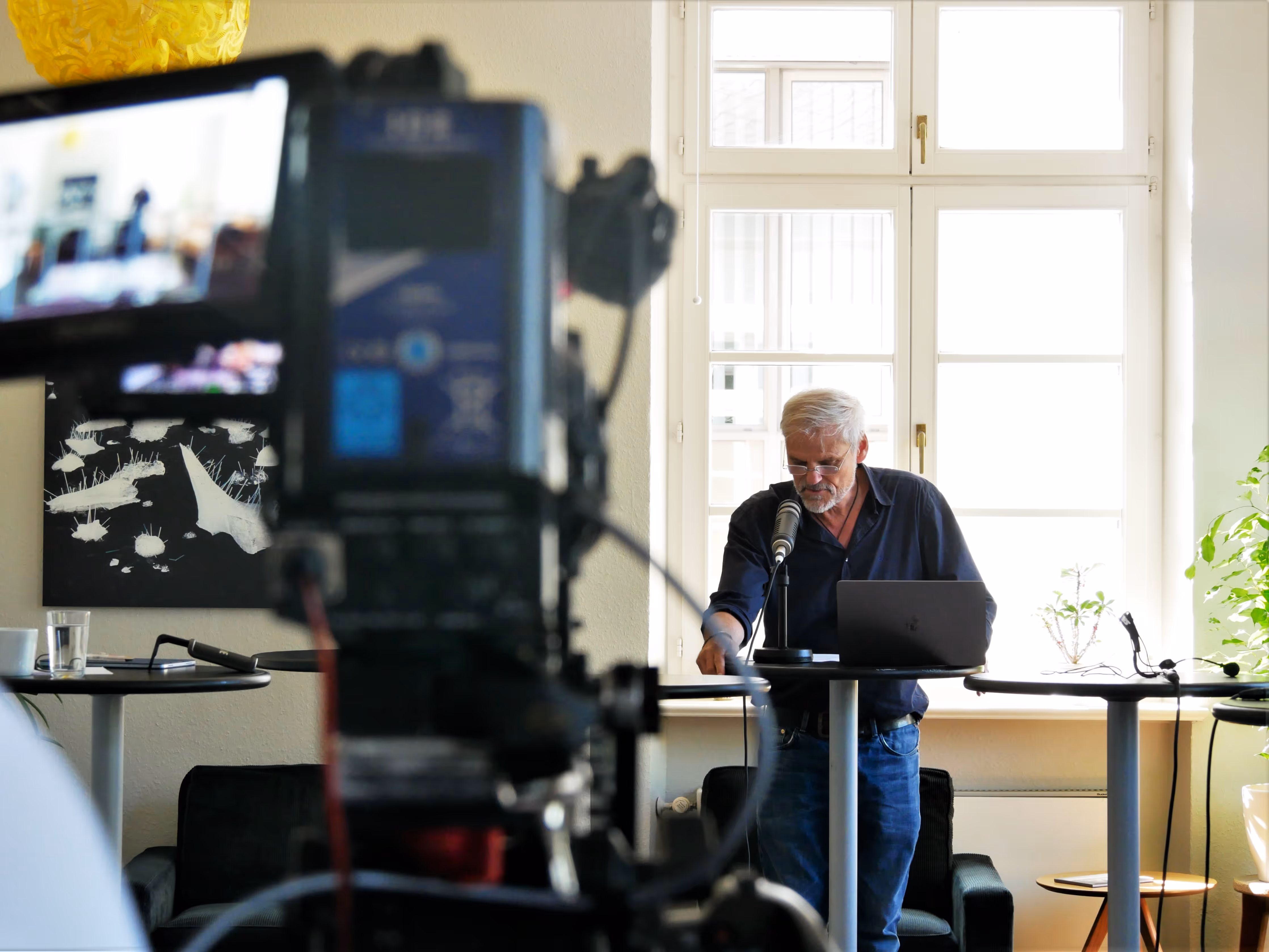 Dialog einer Netzwerk Veranstaltung mit anderen Besuchern im Hintergrund