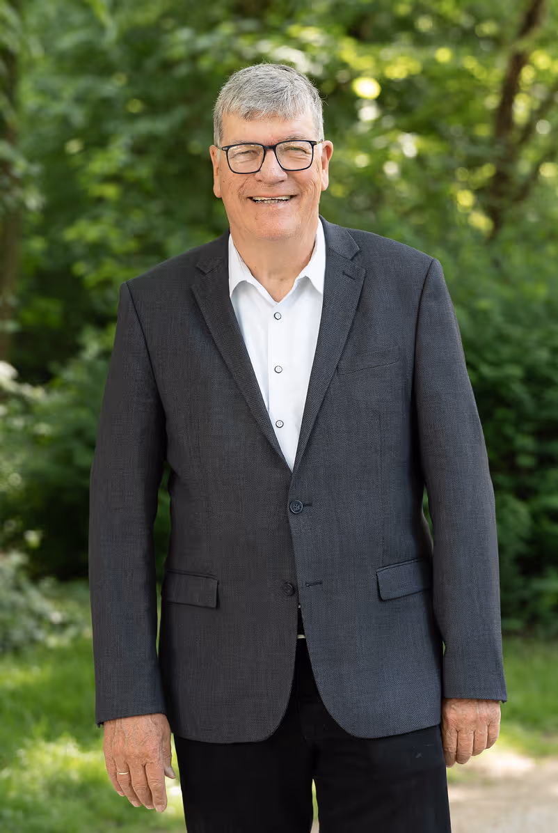 Portrait von Heiko Rüffer, Trauerredner aus Düren, freundlich lächelnd im Grünen