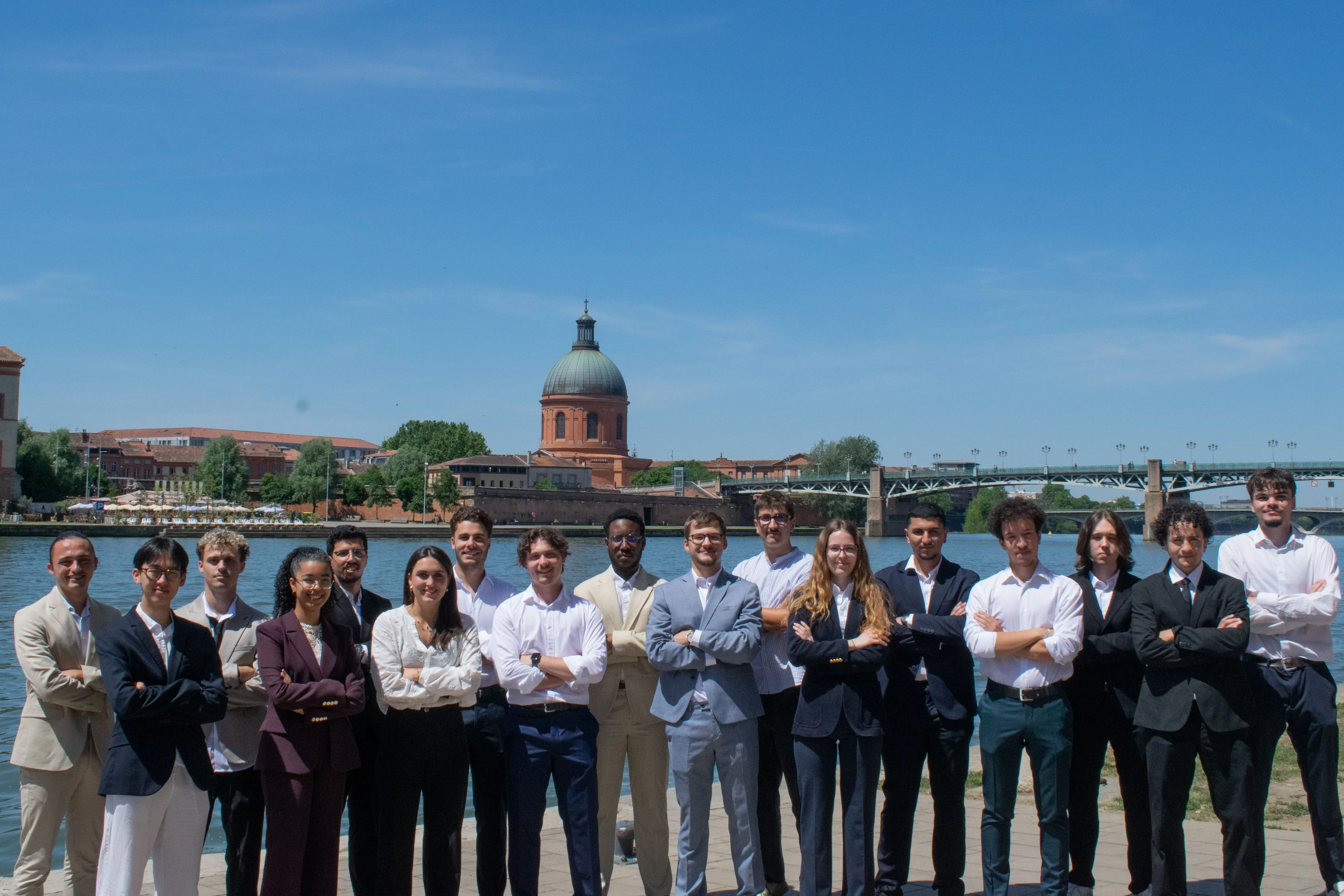 Drapeau N7 Consulting sur les quais de la Garonne à Toulouse