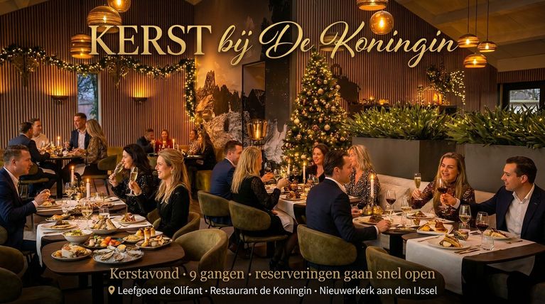 Border aan de boven- en onderzijde bestaande uit kerstballen, dennentakken, zuurstokken en kadootjes. In het midden een notenkraker met de tekst "Christmas dinner. Restaurant De Koningin. 4 amuses | 7 gangen | friandrises".