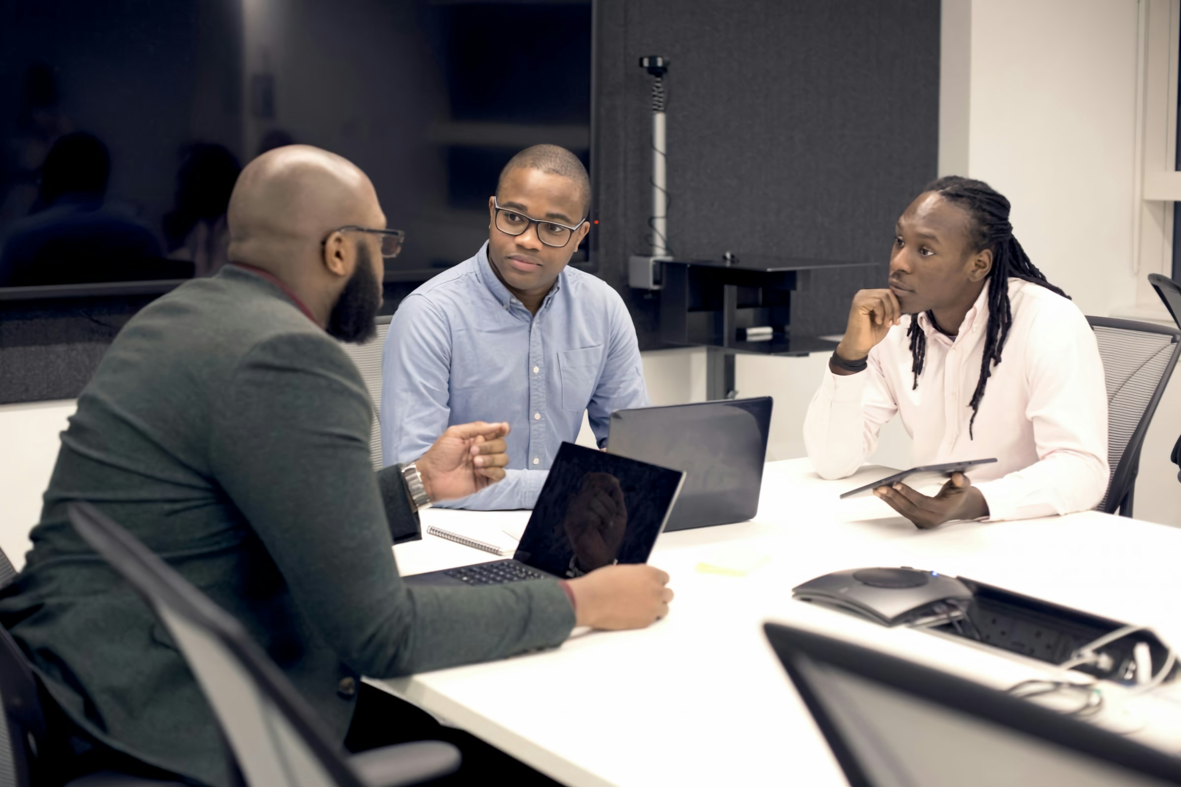 employees on a laptop - How to Find Suppliers for Dropshipping