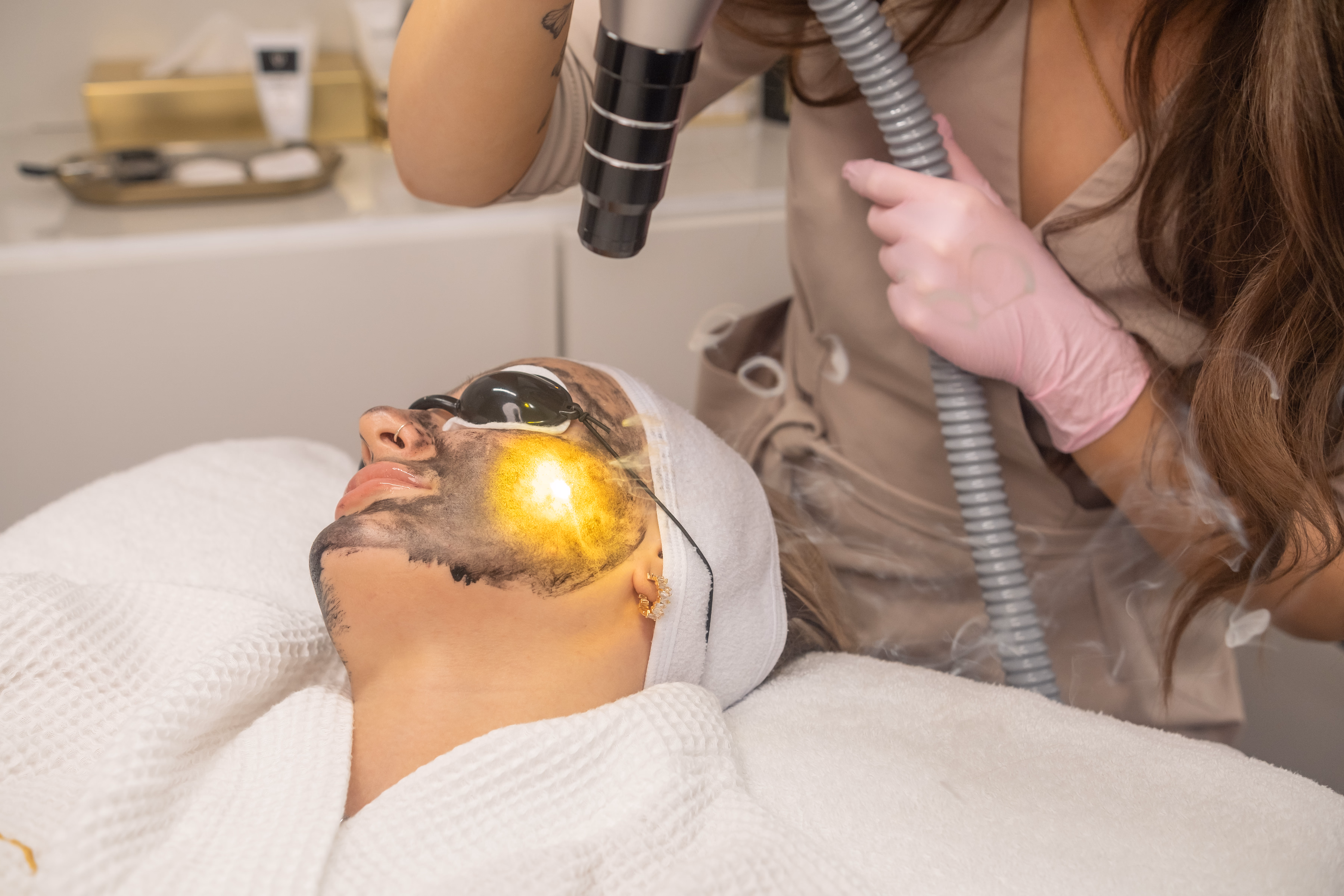 HOLLYWOOD PEEL™ – Karbónový laserový peeling
