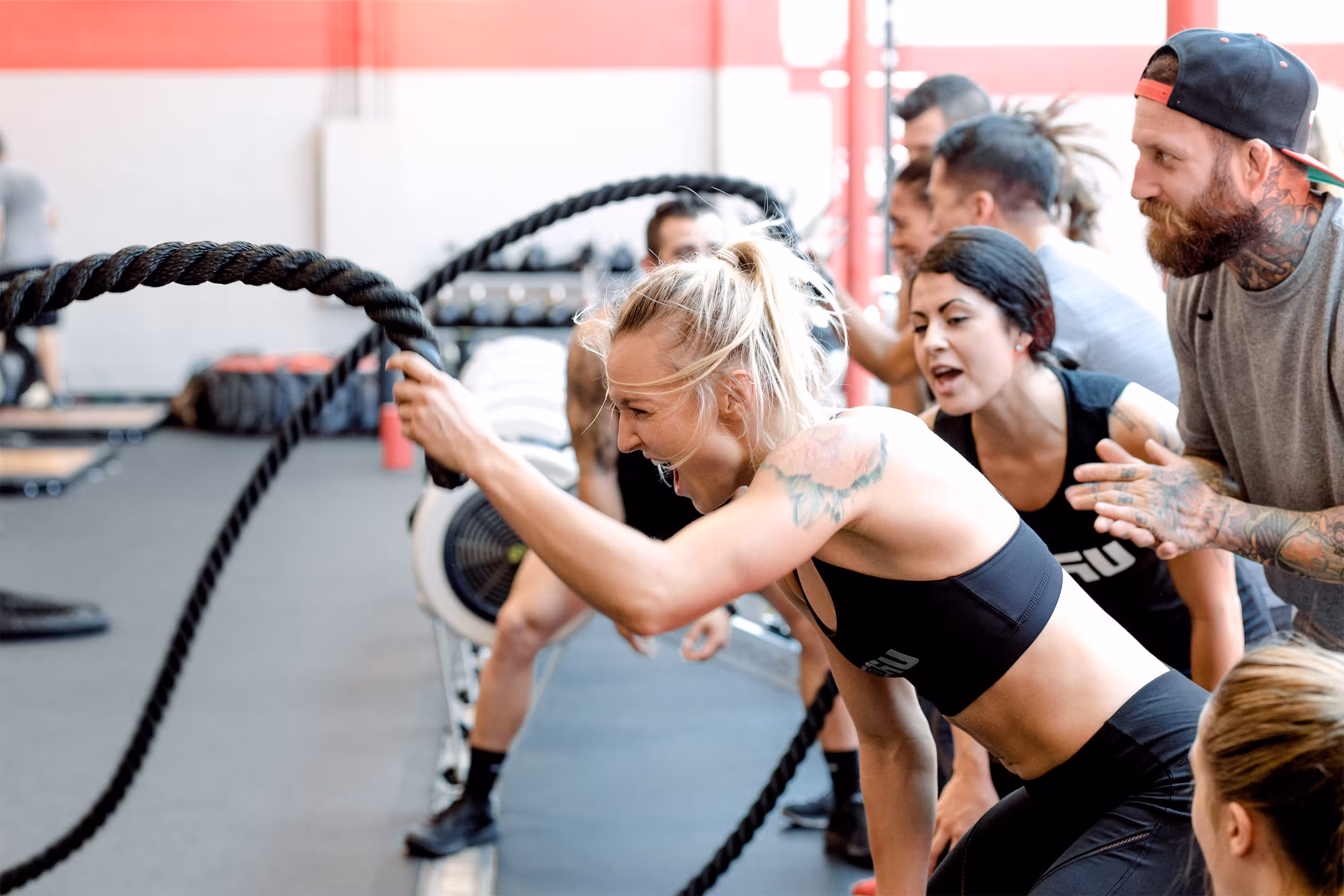 Foto einer Personengruppe während dem Training im UFC Gym
