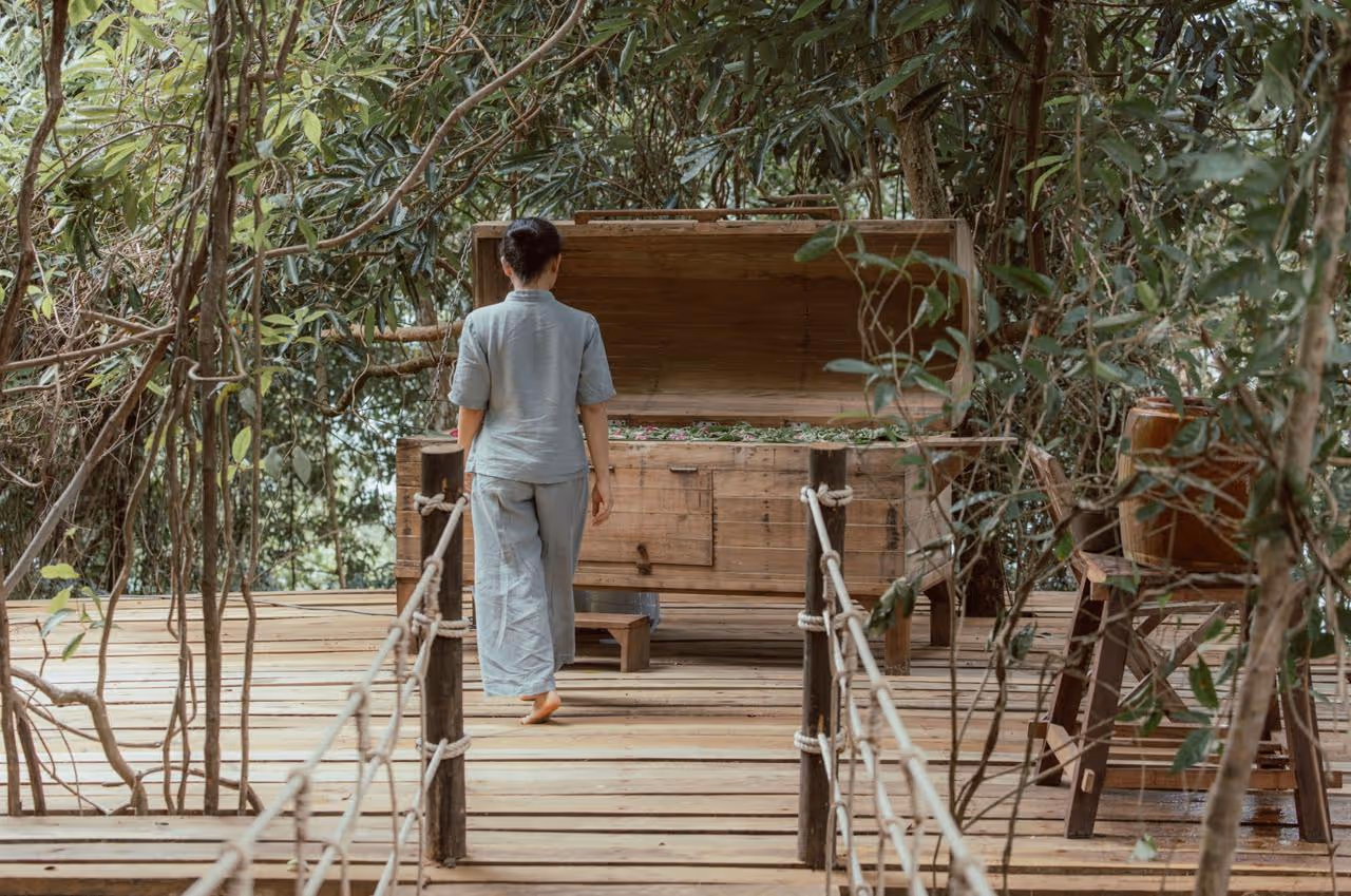 We believe in aesthetics with integrity, collaborating with local artisans to create contemporary spaces and design collections with a traditional soul.