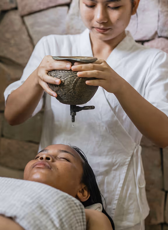 This is where Indigenous wisdom meets modern science, foraged plants become healing balms and the jungle itself is your guide.