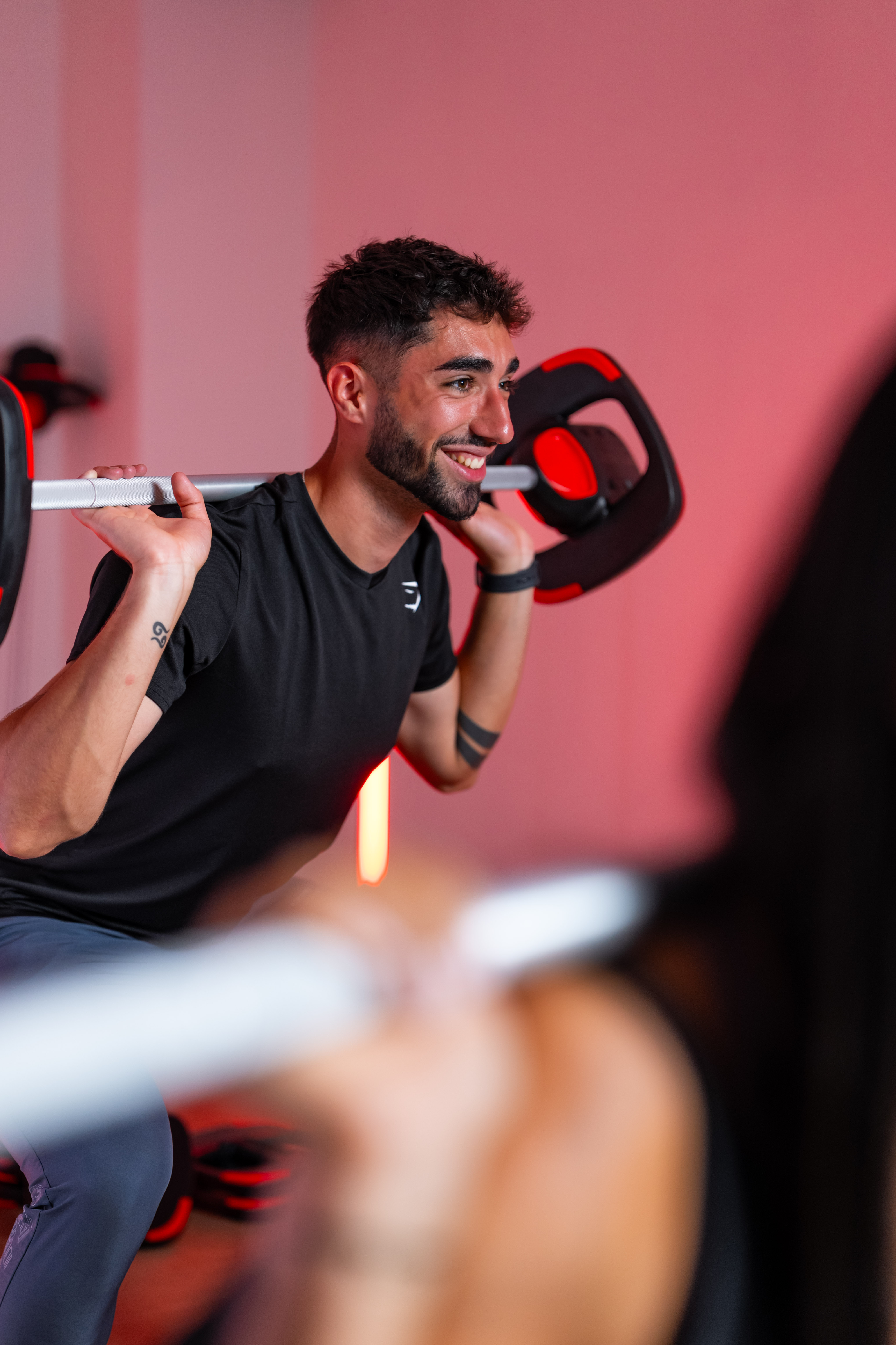 Groupe de jeunes qui danse en s'amusant