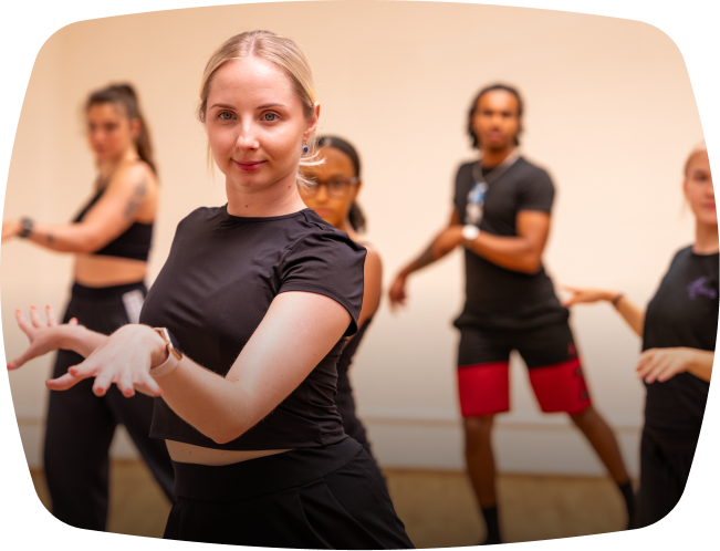 Danseur faisant des mouvements de mains