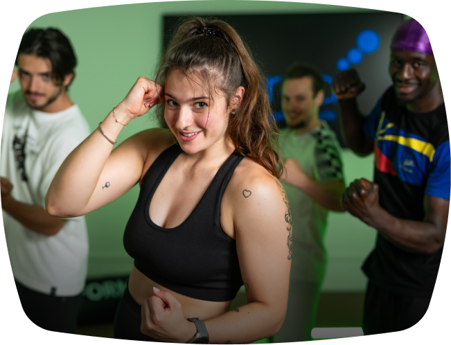 Femme aux cheveux courts pratiquant le vélo d'intérieur