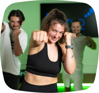 Groupe mixte pratiquant le Yoga