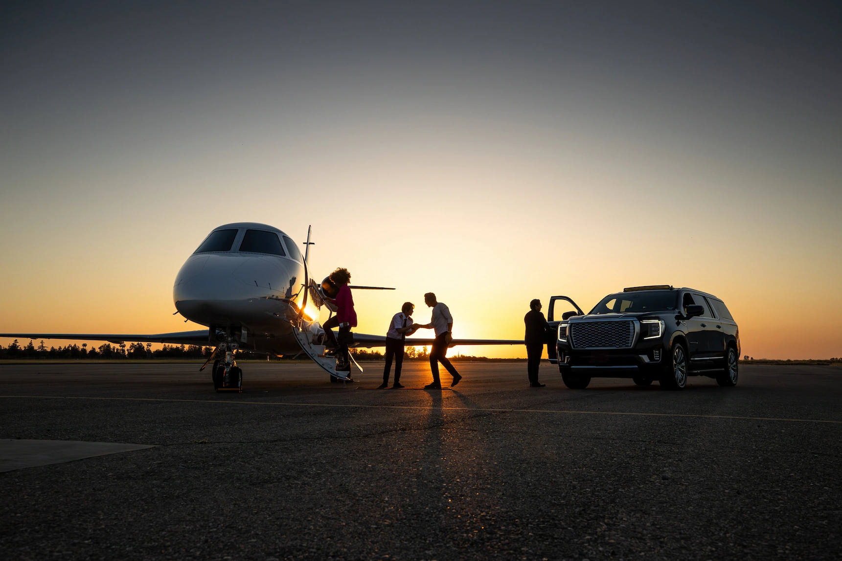 Montclair Chef – UHNW clients arriving by private jet and luxury SUV at sunset, symbolising global chef services in elite destinations.