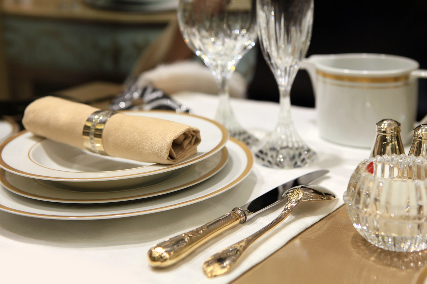 Elegant luxury dining set for a UHNW private event organised by Montclair chef.