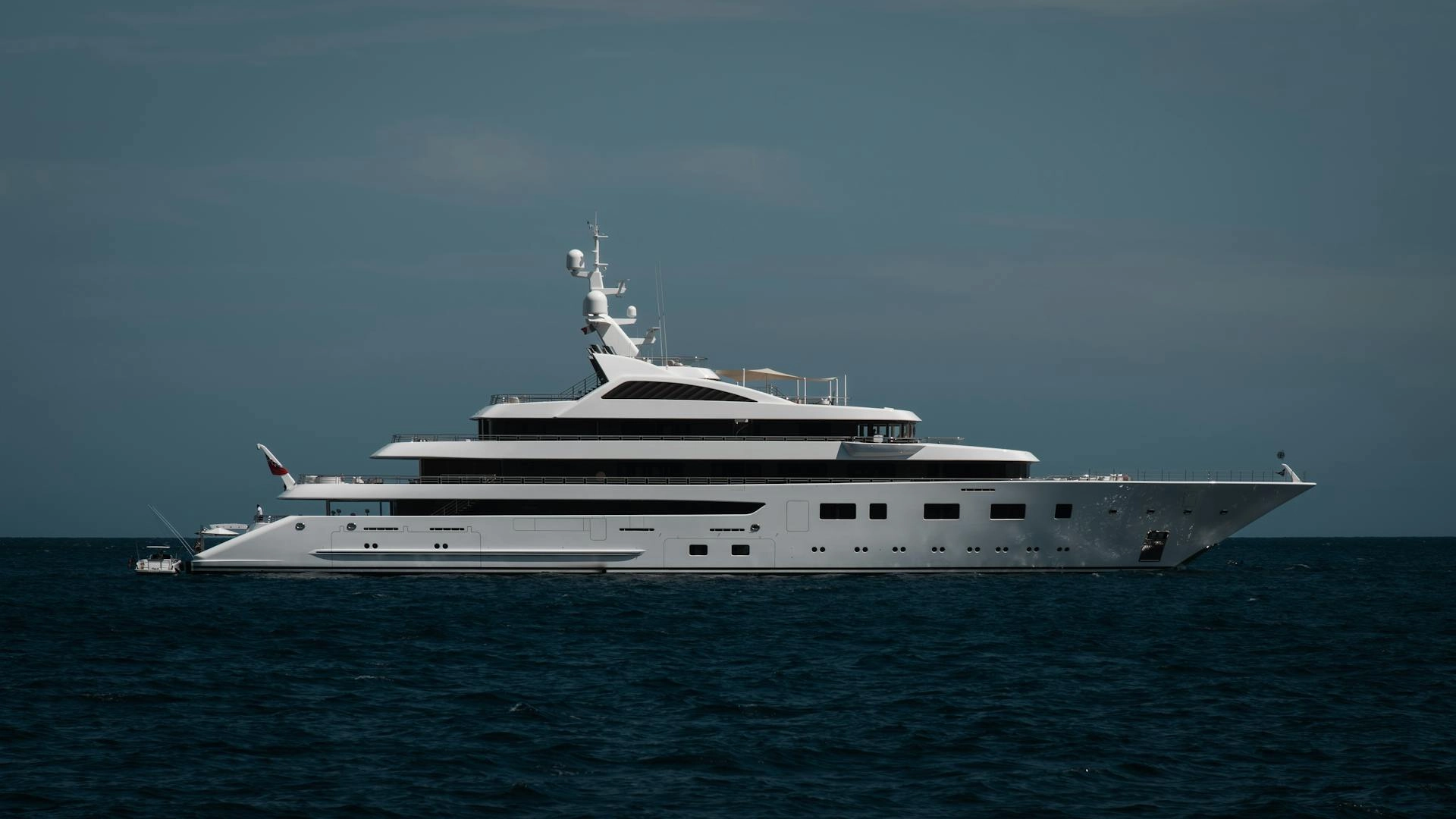 Professional kosher private chef plating gourmet dish alongside Manhattan luxury buildings - elite kosher culinary services for Upper East Side Orthodox families