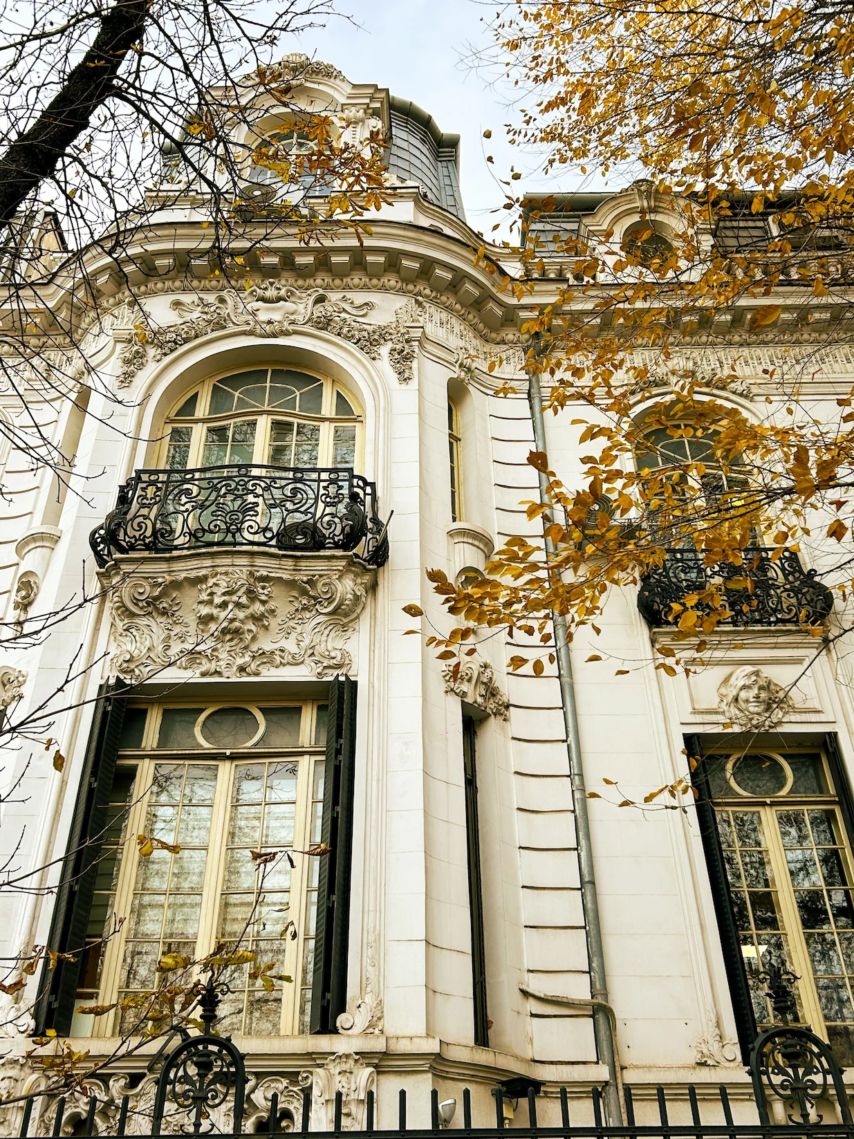 Classic Haussmann building in Paris, a key private chef placement market for UHNW families