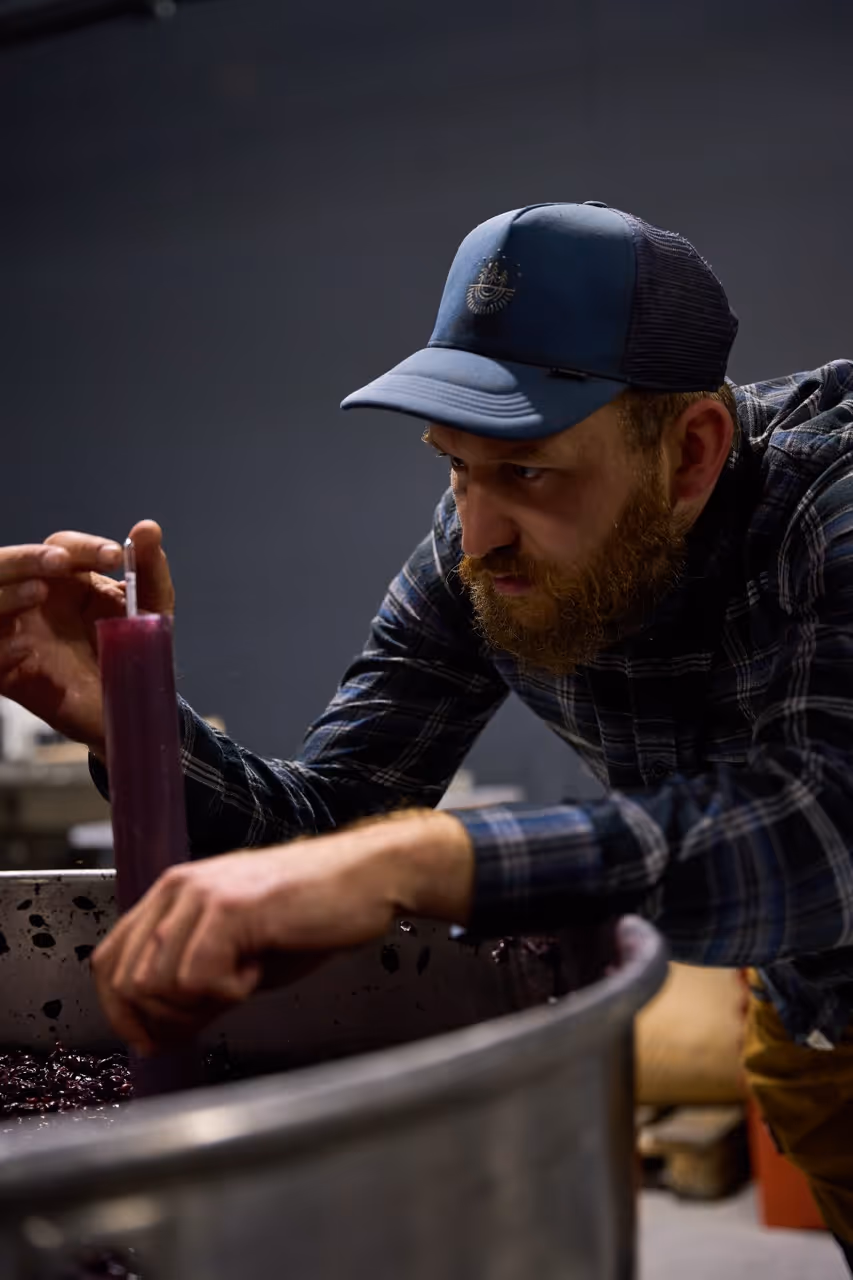 Thomas Lampert im Weinkeller bei der Arbeit