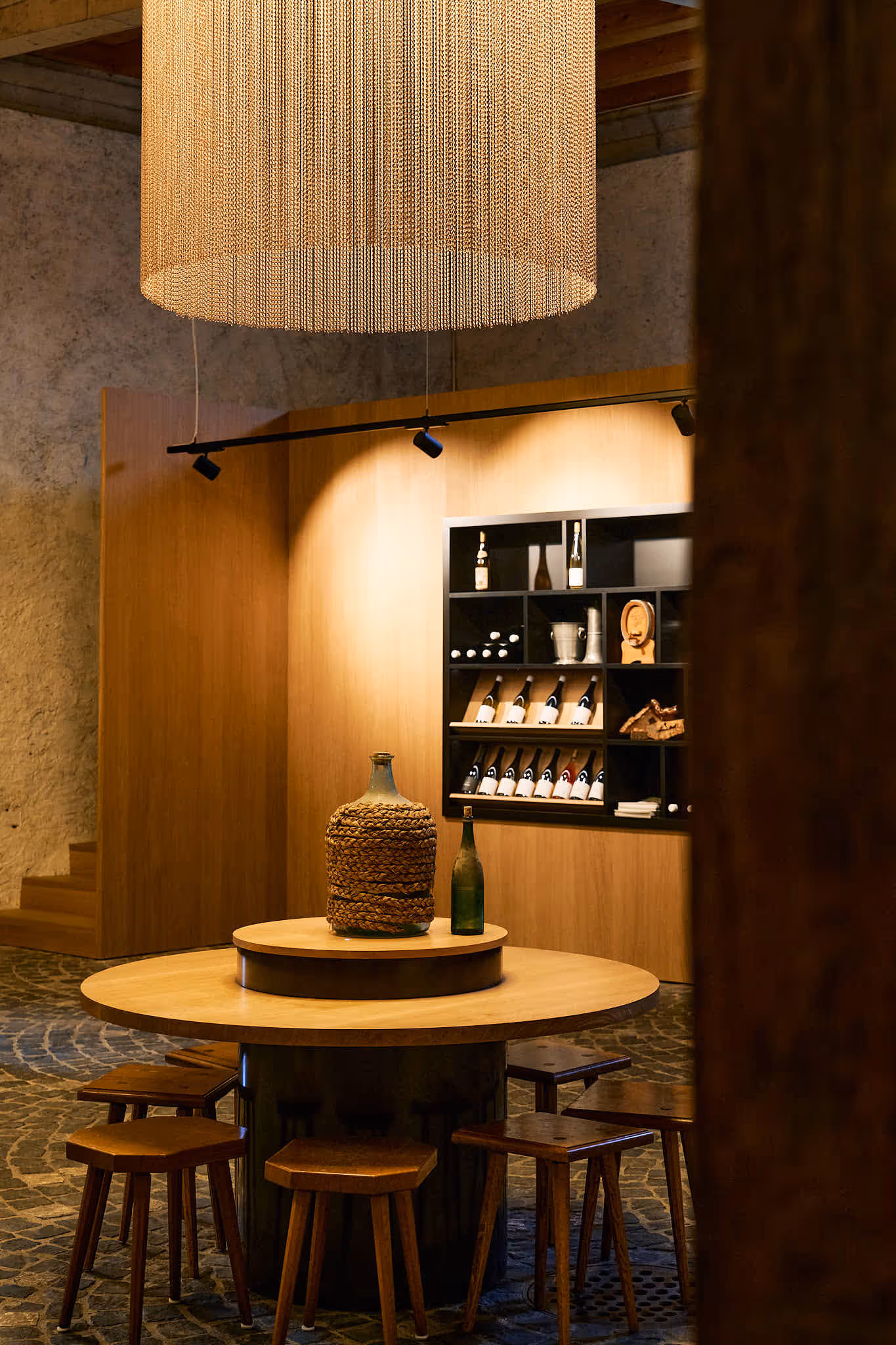 Detailansicht des neu umgebauten Torkels im Weingut Lampert mit eleganter Weinpräsentation und warmer Atmosphäre