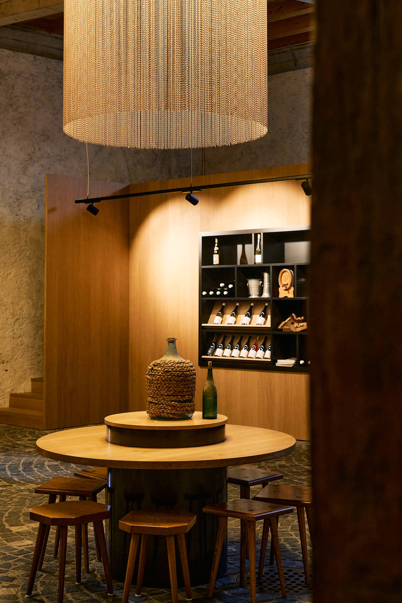 Detailansicht des neu umgebauten Torkels im Weingut Lampert mit eleganter Weinpräsentation und warmer Atmosphäre