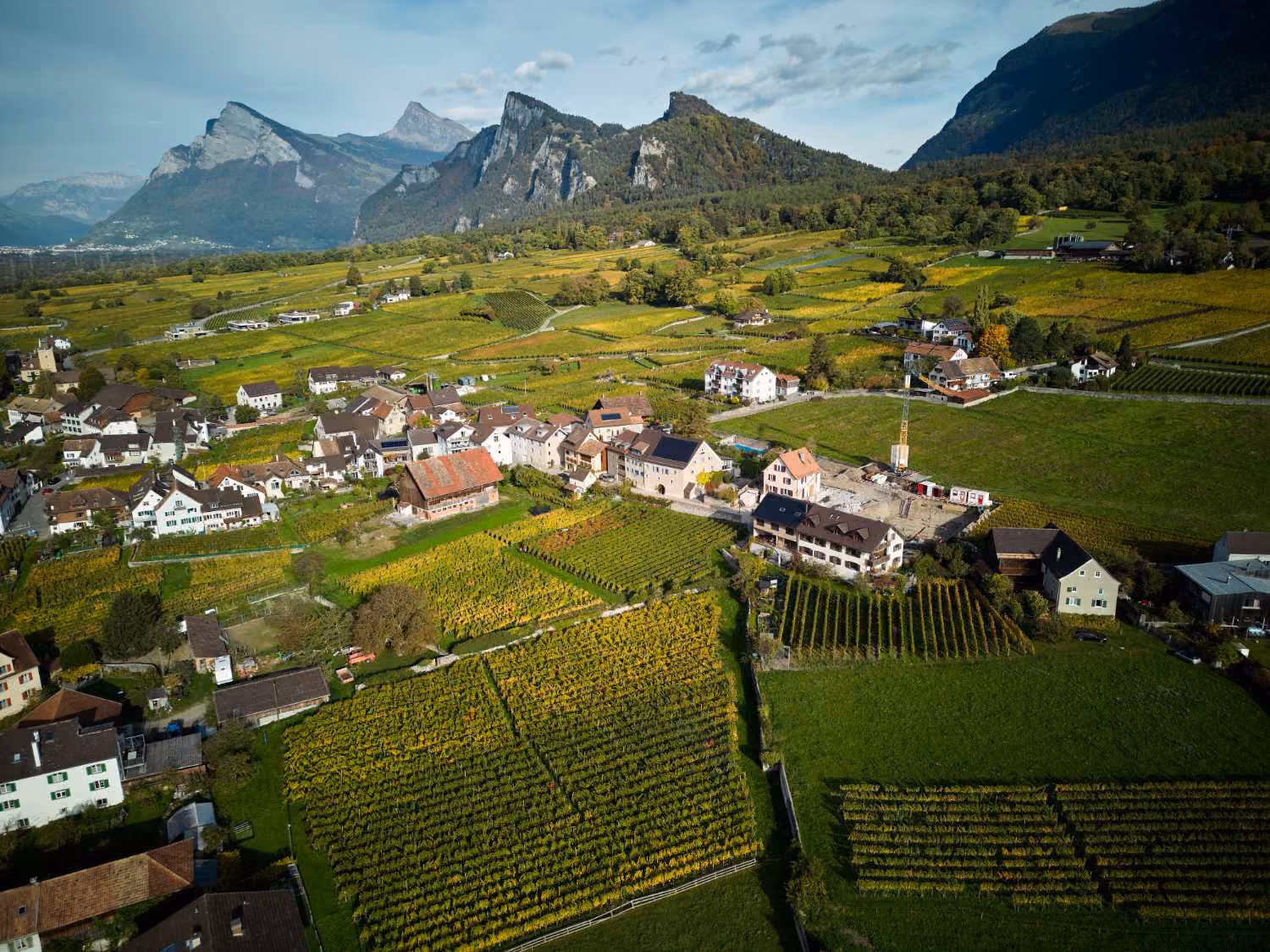 Drohnenaufnahme über Maienfeld. Im Mittelpunkt sieht man den Torkel vom Weingut Lampert