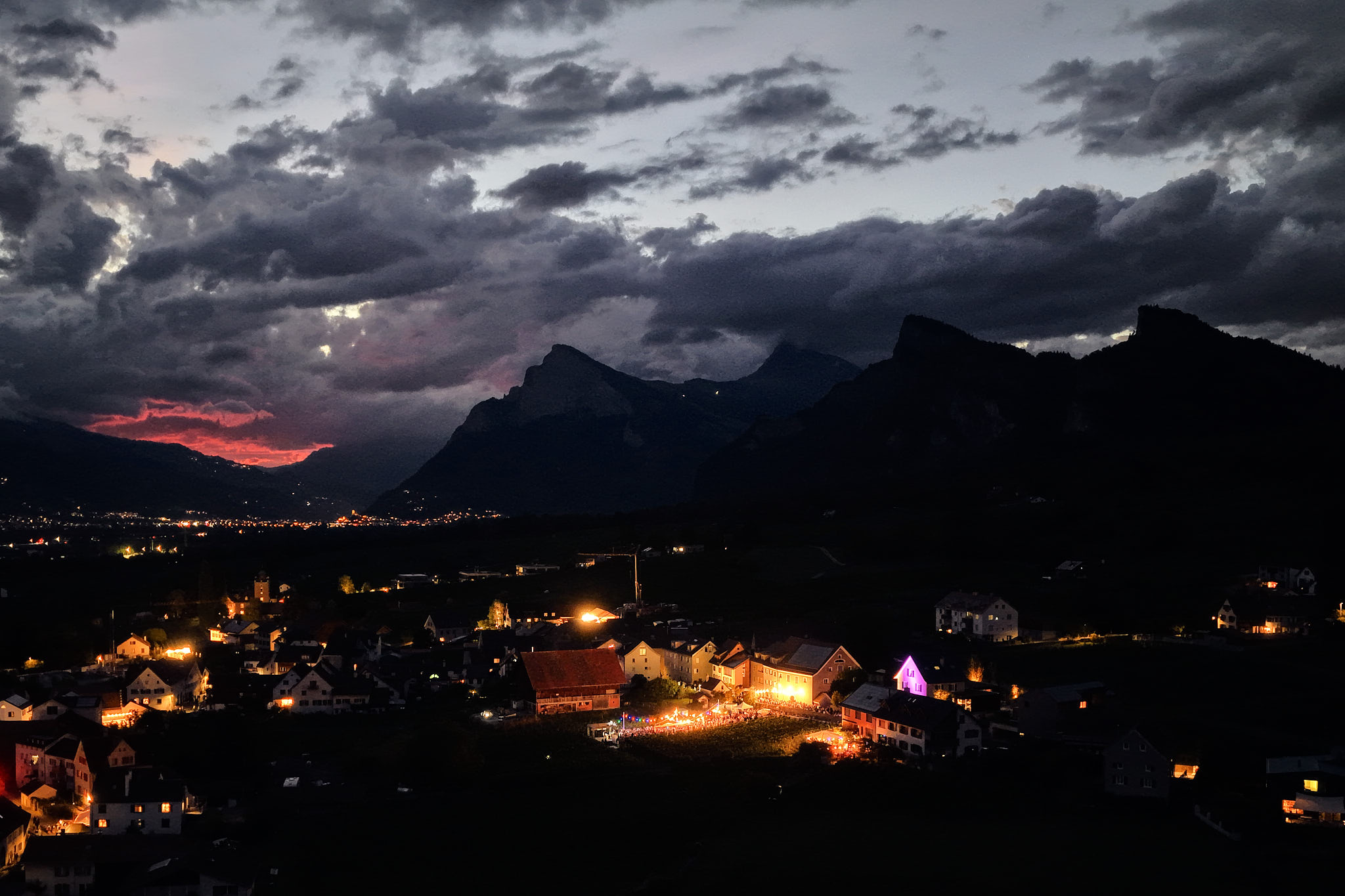 Drohnenaufnahme bei Nacht - Weinfest Maienfeld 2026 Weingut Lampert 
