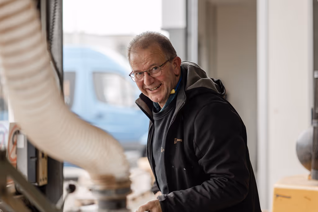 Gerard Kamphuis met machines in de achtergrond