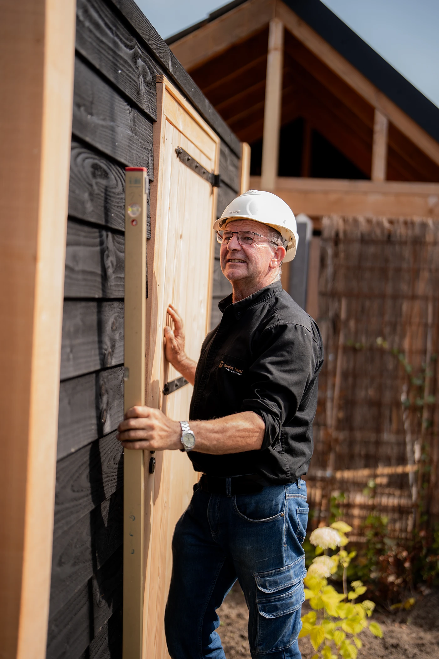 Jan Mark Kamphuis aan he werk met een douglas prefab oplossing