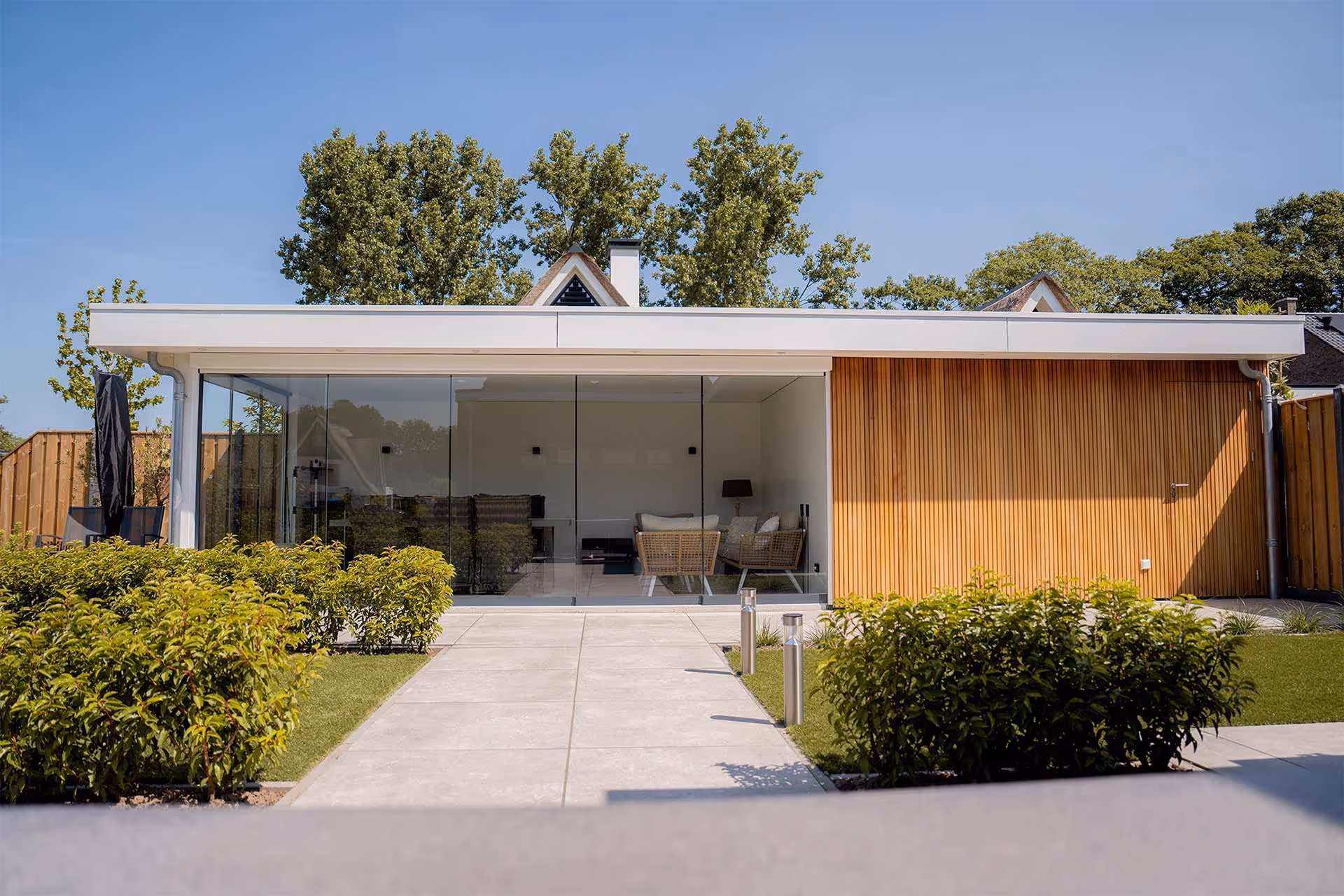 Douglas buitenverblijf in een achtertuin met overkapping een grasplanten