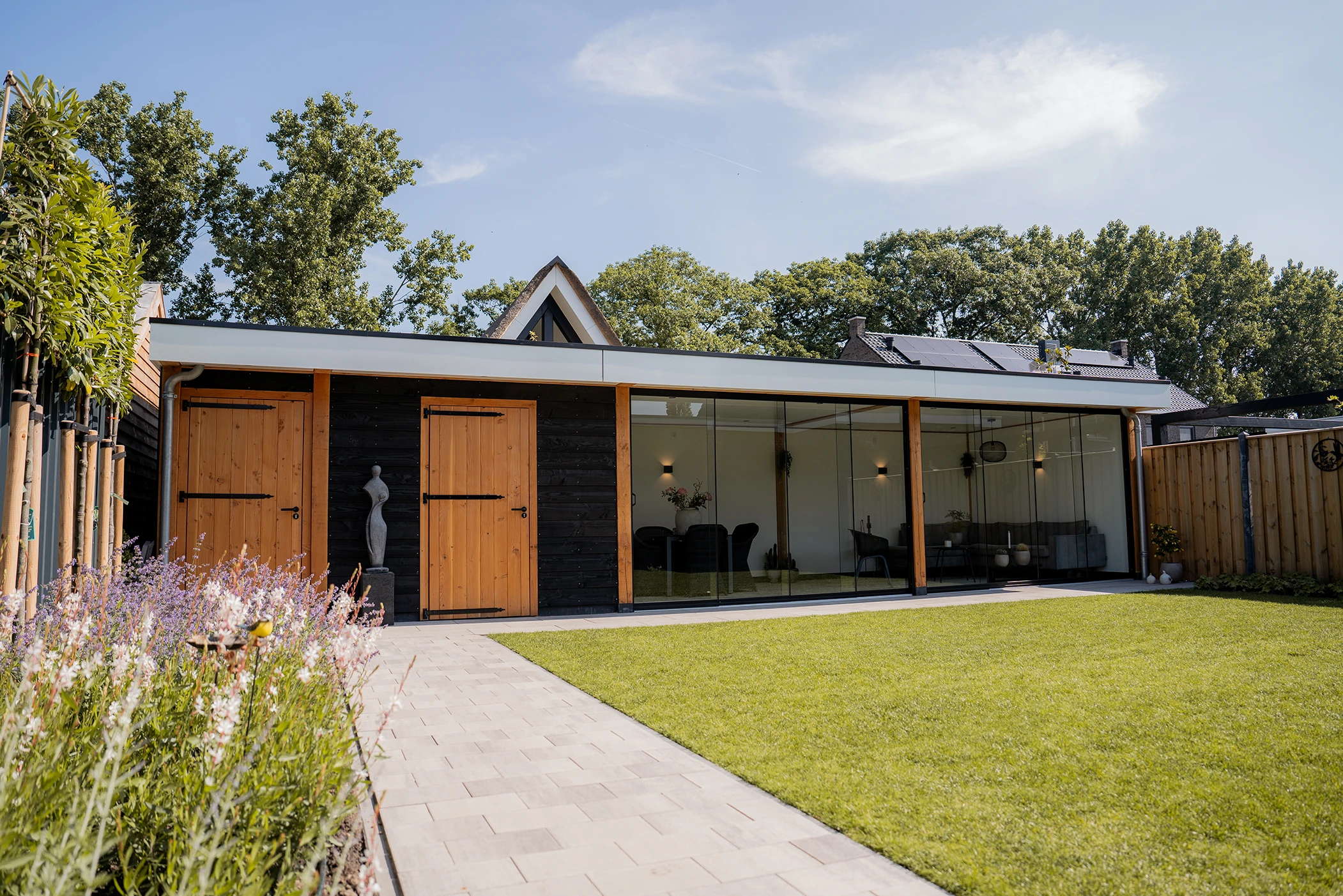 Douglas overkapping met glazen wanden met bewoners in achtertuin