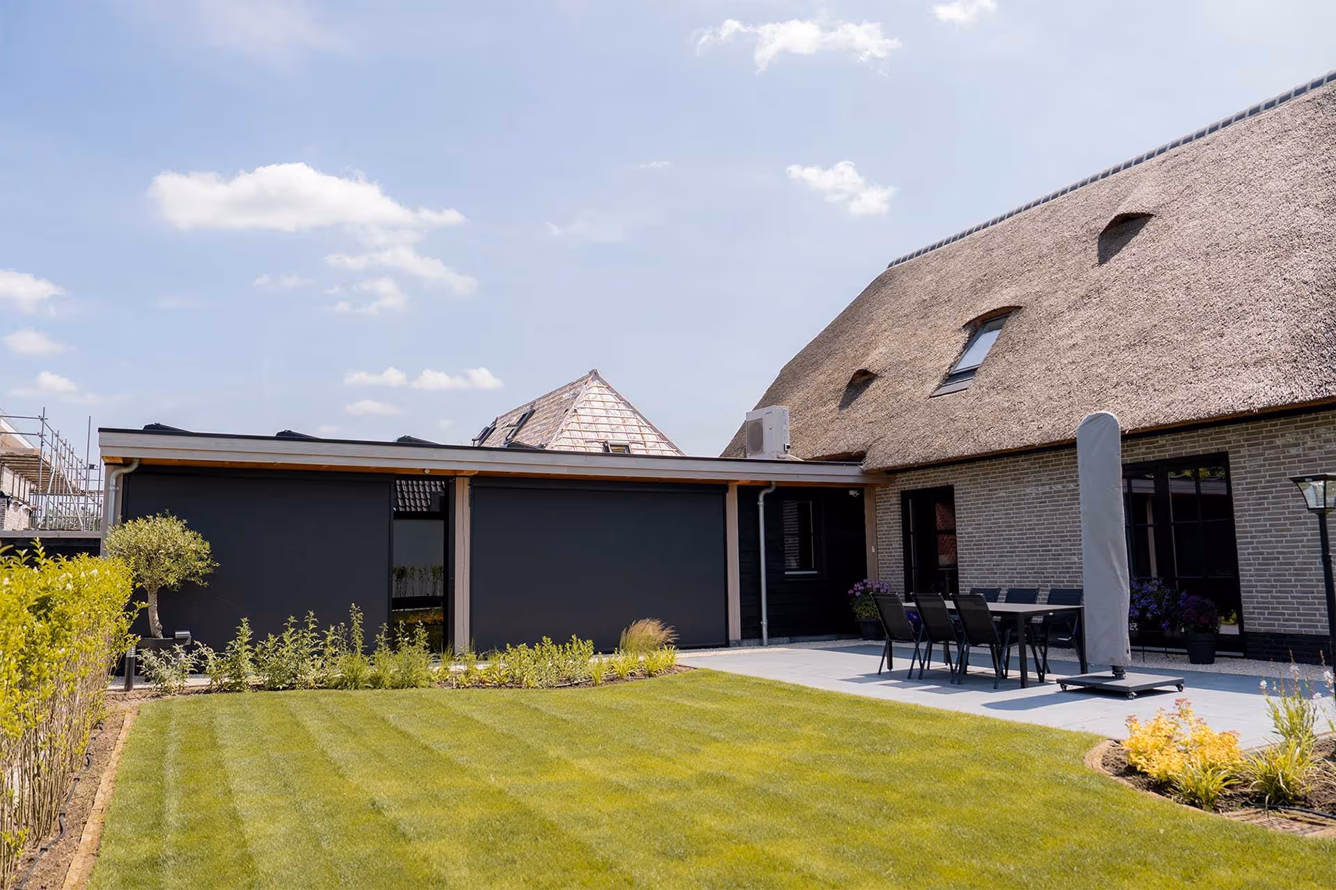 Douglas schuur met fietsenberging in het zwart in een achtertuing