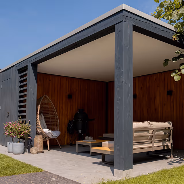 Douglas prefab fietsenberging met overkapping en bankstel onder de overkapping