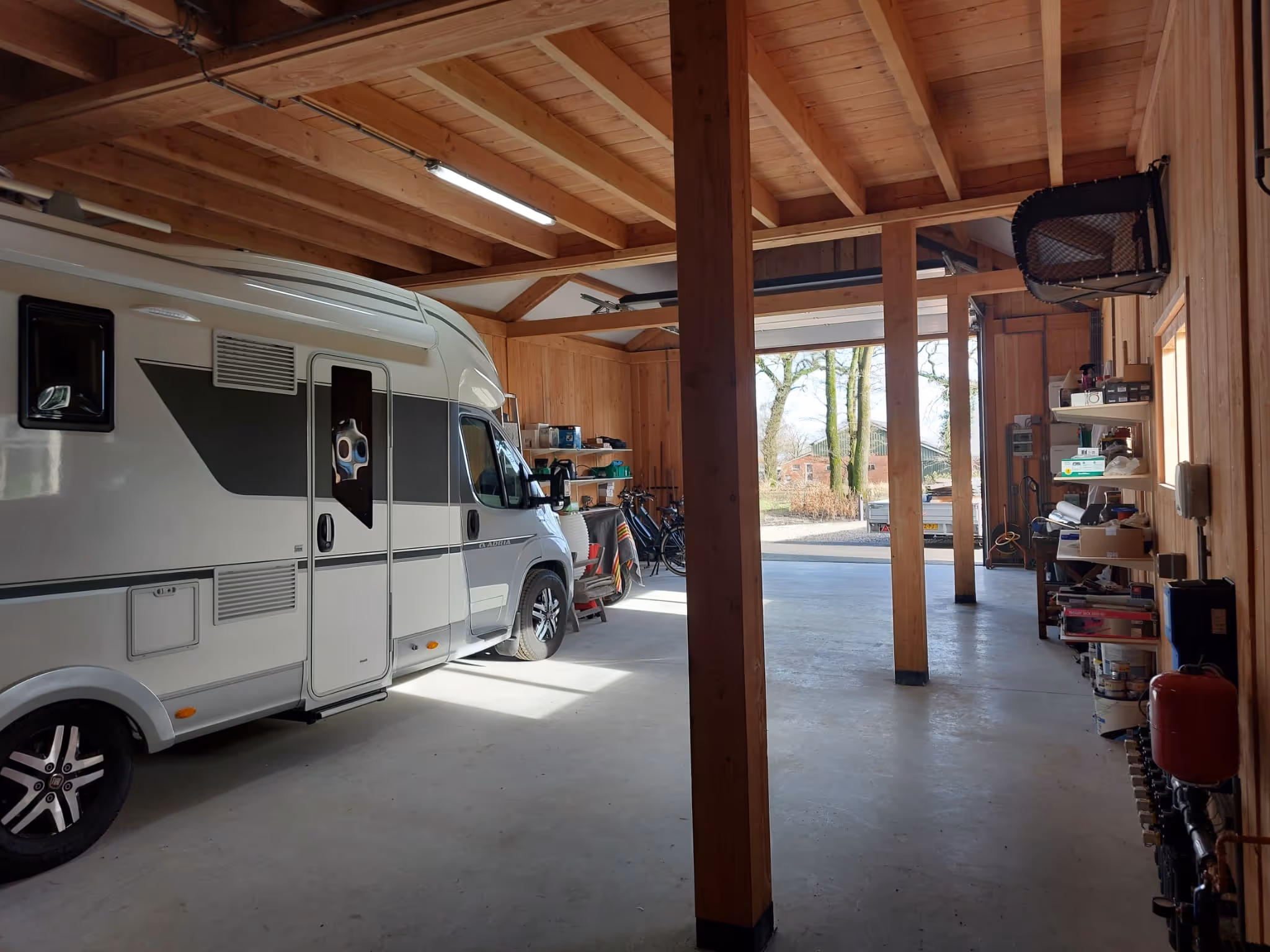 Luxe en ruime carport van douglas hout met grote camper erin