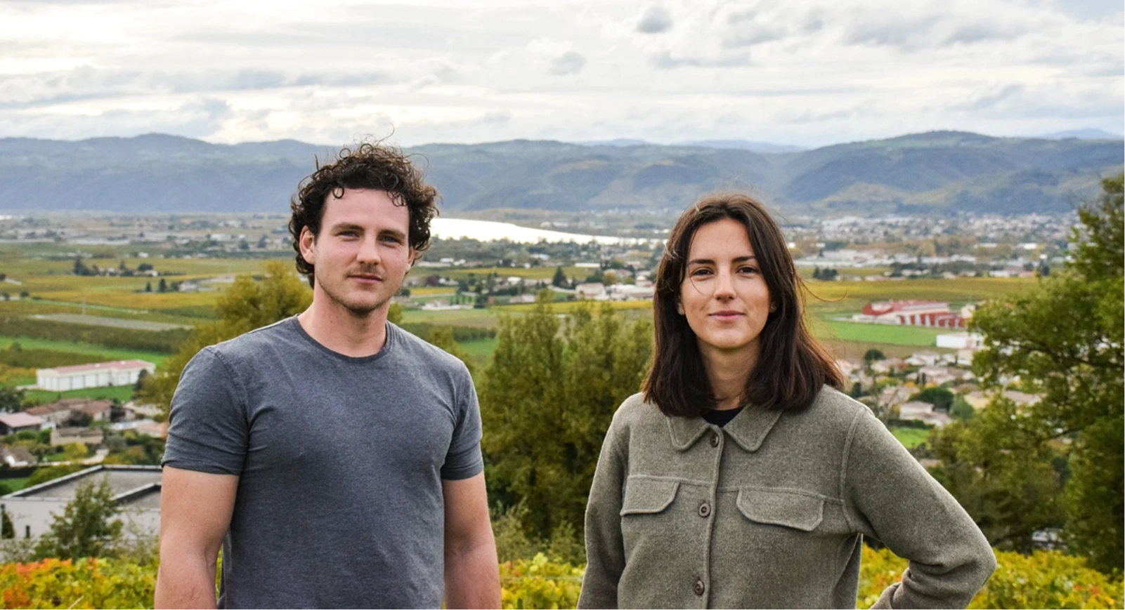 Gauthier et Daphné posent devant un paysage de campagne vallonnée.