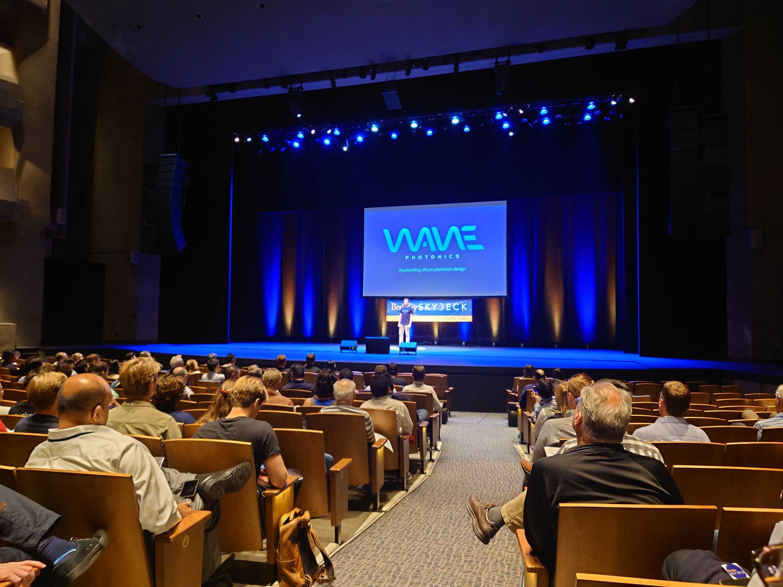 Wave Photonics pitches at Berkeley SkyDeck Batch 14 Demo Day