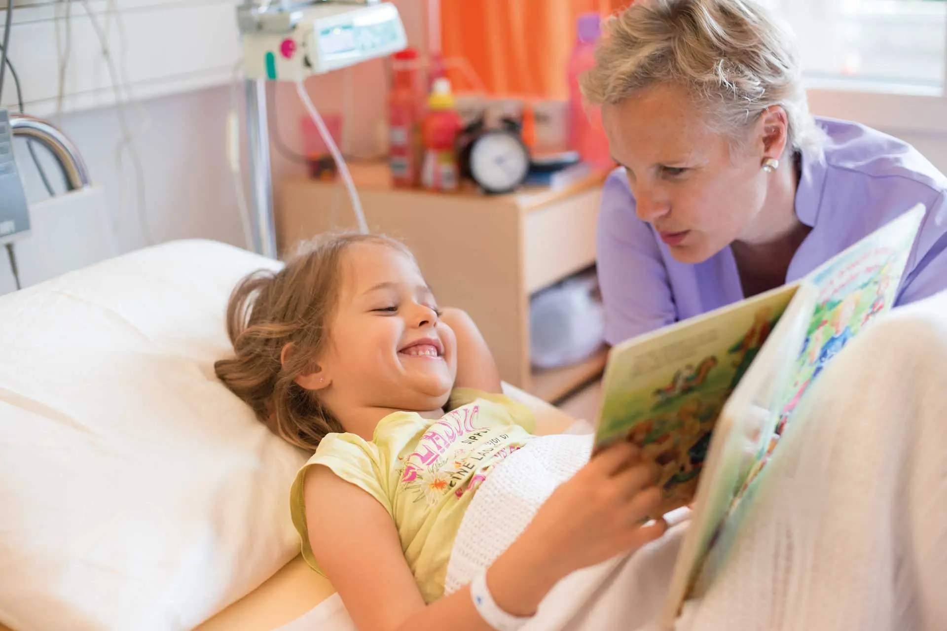 Krankenschwester betreut Mädchen