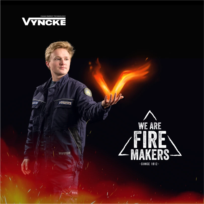 Photoshop visual van een werknemer van Vyncke die een vlammende V vasthoudt op zijn hand