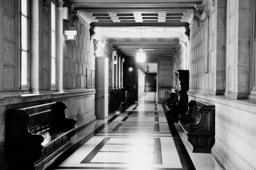 Galerie du Palais de Justice de PARIS derrière la toque © Cabinet MCE - Marie Camille ECK, Avocat au Barreau de PARIS