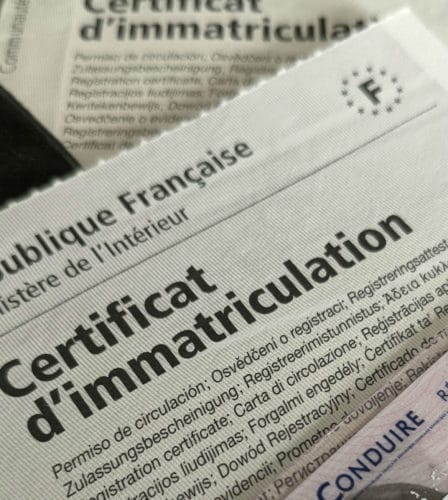 Certificat d'immatriculation et permis de conduire © Cabinet MCE - Marie Camille ECK, Avocat usurpation d’identité