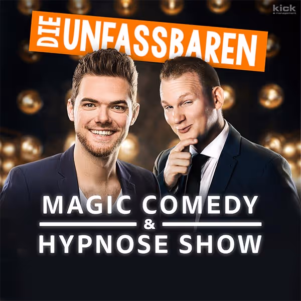 Zwei Männer in Anzügen posieren vor einem dunklen Hintergrund mit Lichtern, Werbung für Die Unfassbaren Magic Comedy & Hypnose Show.