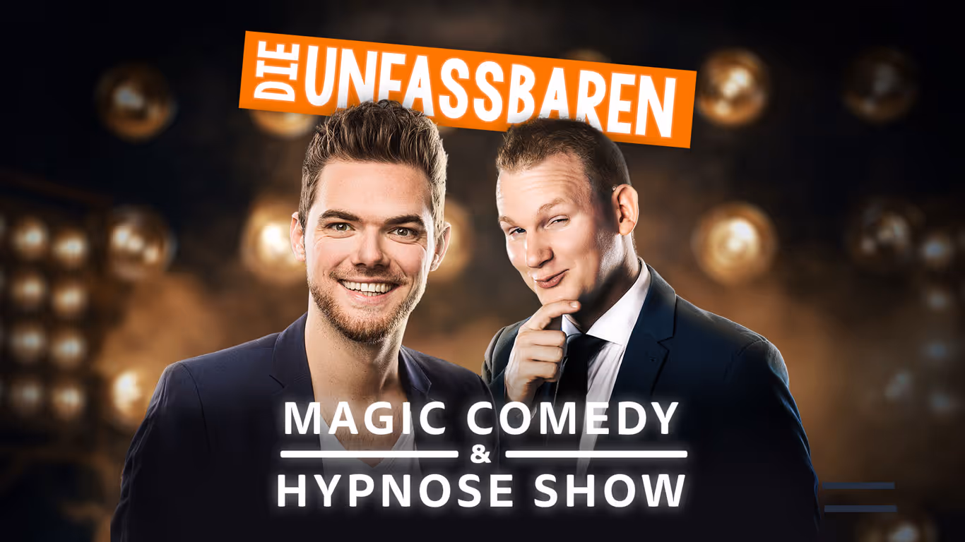 Zwei Männer in Anzügen vor unscharfem Bühnenlicht mit Schriftzug Die Unfassbaren Magic Comedy & Hypnose Show.