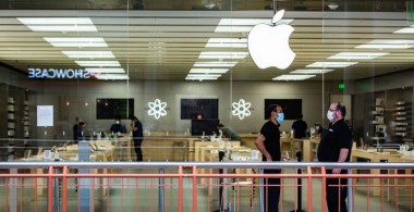 Apple asks retail staff to work remotely