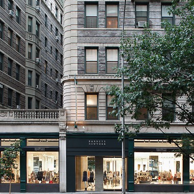 Barneys shuts Manhattan store