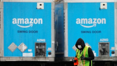 Amazon hires 100 000 to cope with extra deliveries