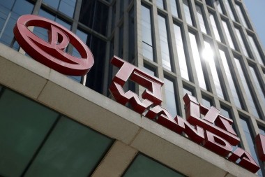 Wanda sells stores to Suning