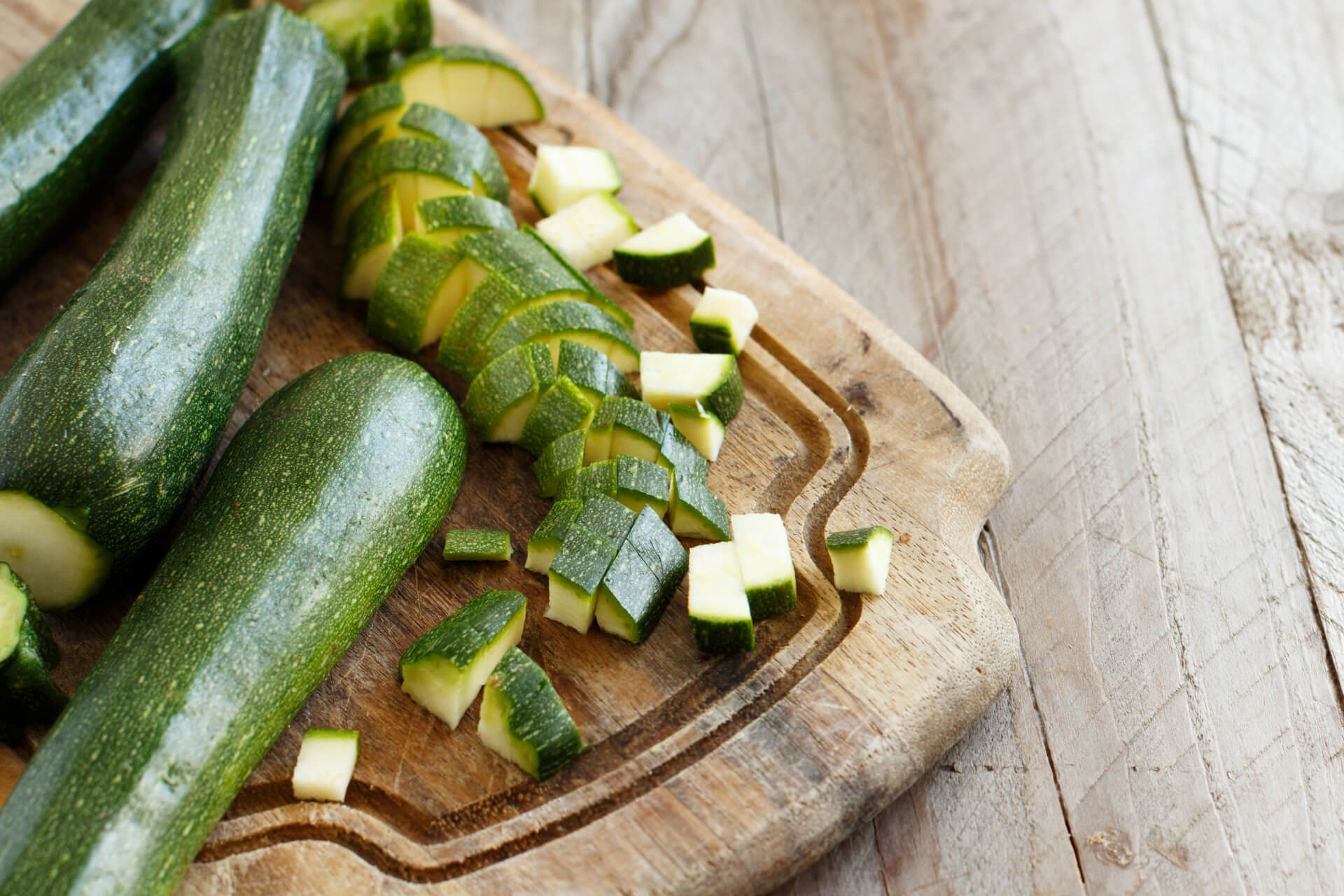 Ingrediente naturale pentru alade din dovlecel: ouă, cașcaval, mărar și dovlecei rași, pregătite pentru rețetă Diketo
