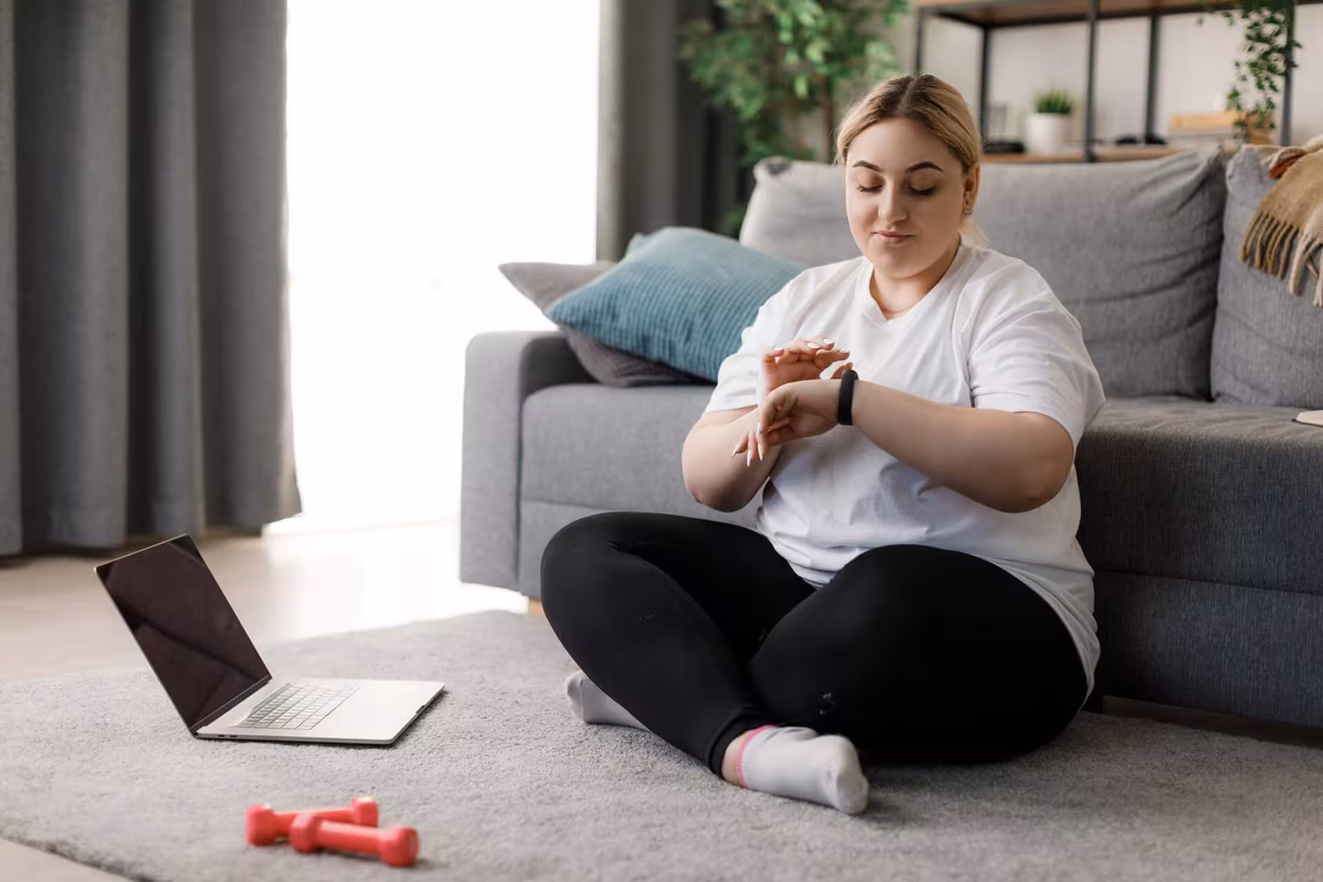 doamna care urmareste online traning pentru execitii acasa