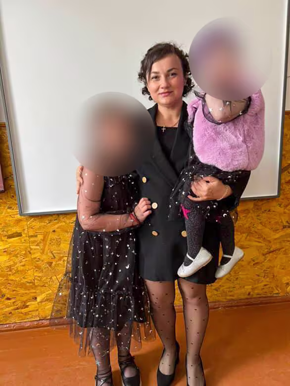 Svetlana, zâmbitoare, îmbrățișându-și cei doi copii, după ce a slăbit 34 kg cu programul DiKeto