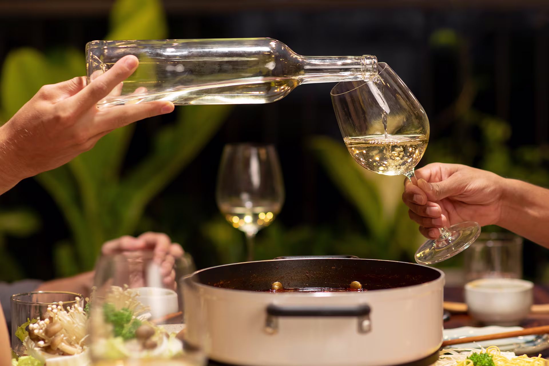 Alcool permis în DIKETO — un pahar de vin alb turnat la cină.