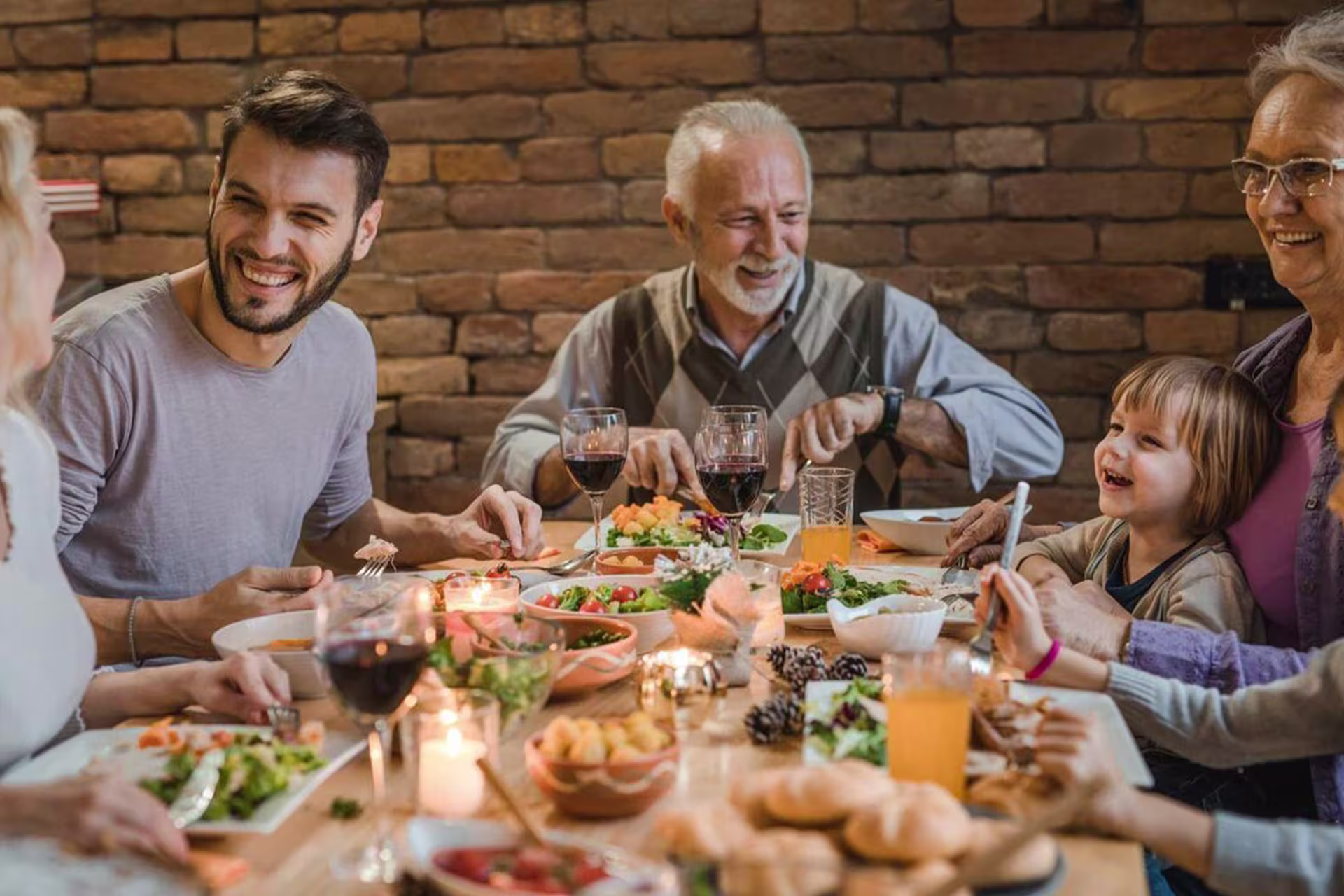 Masă festivă în DIKETO — familie la masă cu preparate variate.