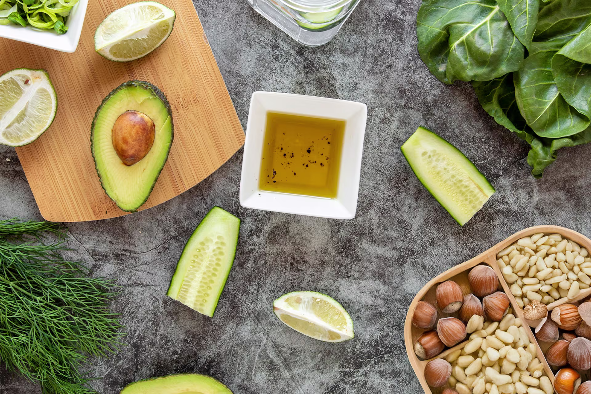 Grăsimi sănătoase în DIKETO — avocado, nuci, semințe și ulei de măsline.